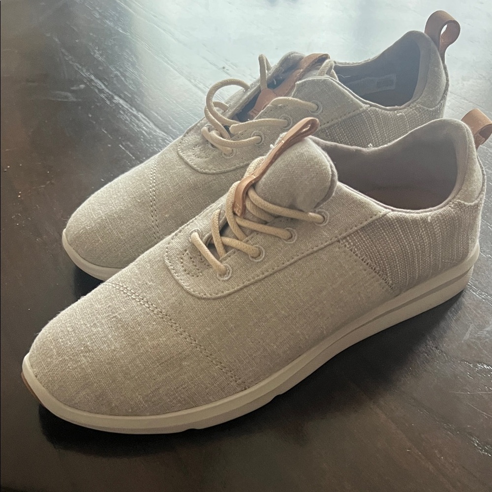 NWOT Toms Cabrillo Sneaker
